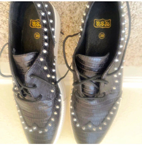 Sneakers stringate con borchie